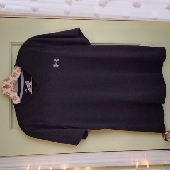 Men's Under Armour dark grey loose fit heat gear small v-neck shirt - Picture 1 of 5